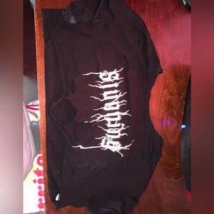 I wore it a few times but it’s still in great condition it’s a ripped crop top